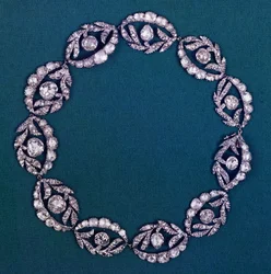 Necklace in Stylised Flower and Leaf Motif